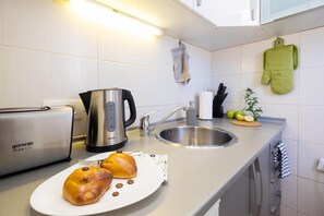Appartement panoramique, 1 grand lit et 1 canapé-lit, terrasse, vue sur la ville | Cuisine privée | Réfrigérateur grande capacité avec congélateur, four à micro-ondes