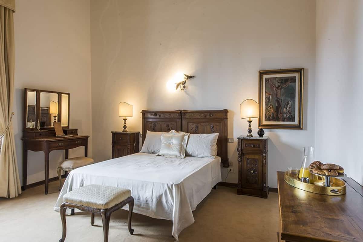 10 habitaciones, cortinas blackout y tabla de planchar con plancha