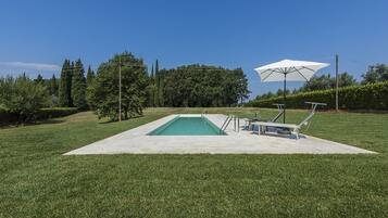 Piscina stagionale all'aperto, ombrelloni da piscina, lettini