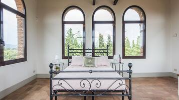 Doppia Standard | 10 camere, tende oscuranti, ferro/asse da stiro, Wi-Fi gratuito