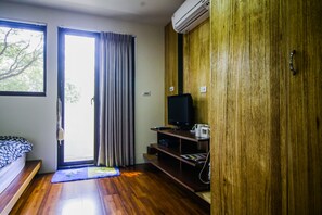 Habitació doble empresarial, 1 llit de matrimoni gran, no fumadors | Escriptori, wifi gratuïta i roba de llit