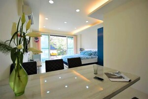 Family Double Room, 1 King Bed, Non Smoking | Desk, free WiFi, bed sheets