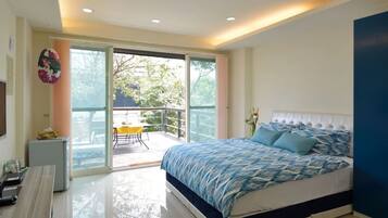 Family Double Room, 1 King Bed, Non Smoking | Desk, free WiFi, bed sheets