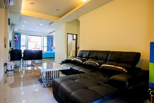 Escritorio, wifi gratis y ropa de cama 