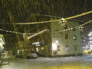 Vista frontal de la propiedad por la tarde o noche