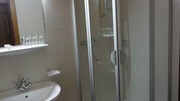 SĂšche-cheveux, chaussons, serviettes fournies