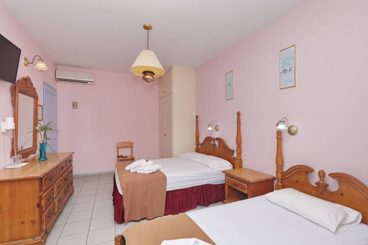 Triple Room, Garden View | Desk, free WiFi, bed sheets