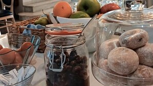 Une table de buffet proposant une variété d’aliments, notamment des fruits, des noix et des pâtisseries.