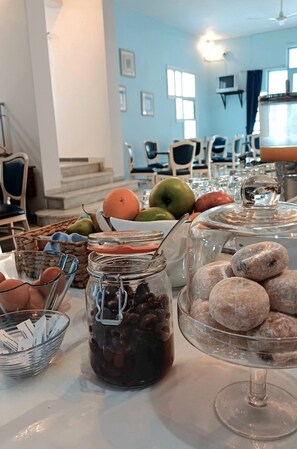 Esmorzar diari d'estil bufet gratuït 