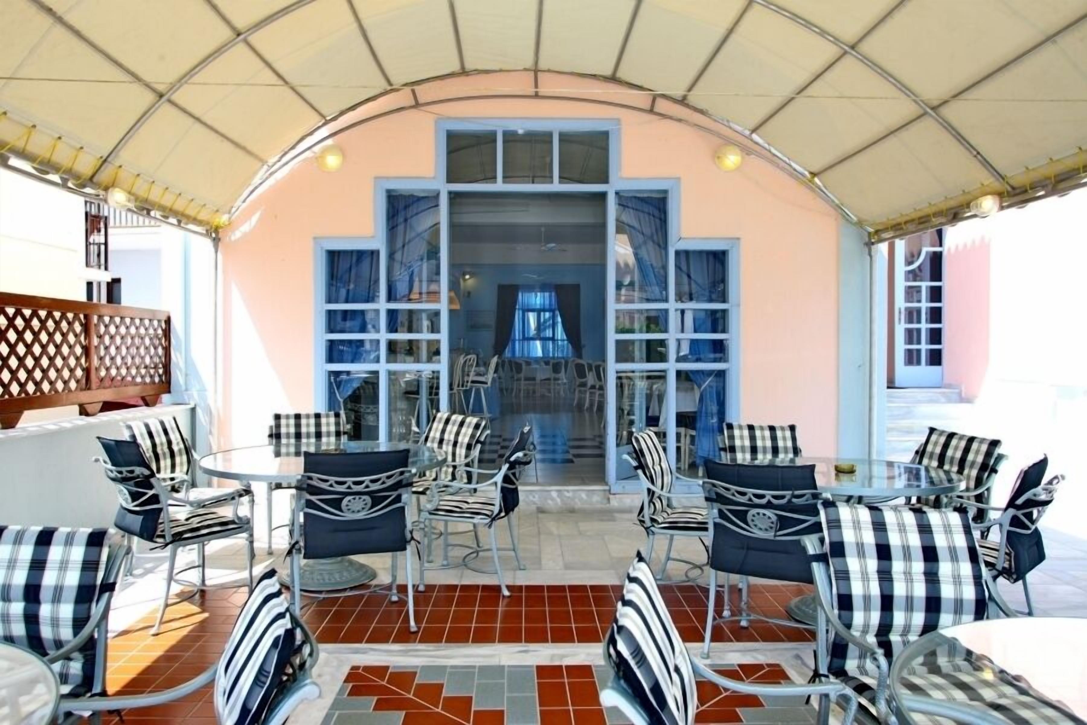 بوفيه فطور مجانًا يوميًا