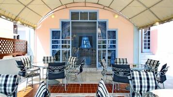 بوفيه فطور مجانًا يوميًا