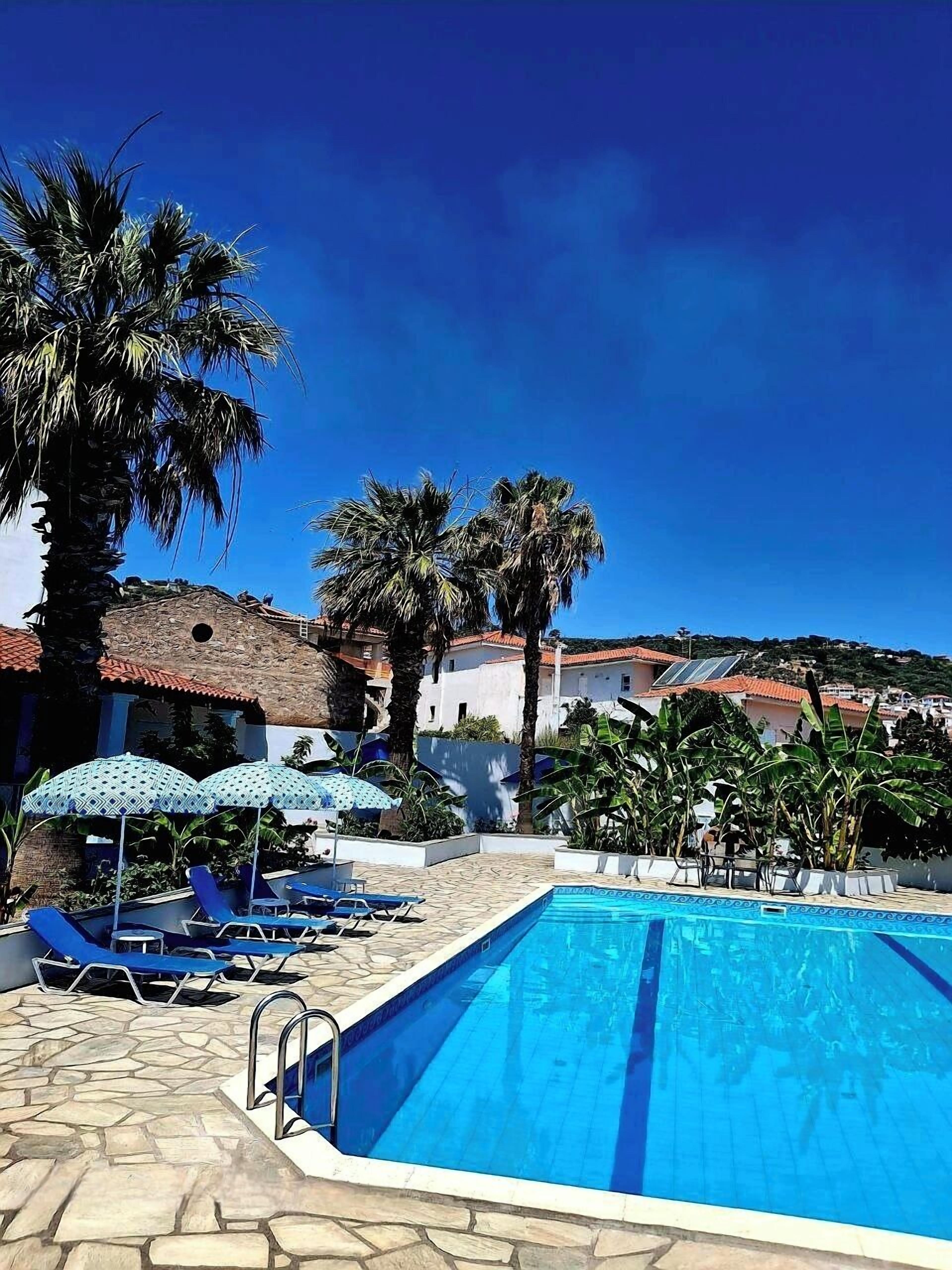 Piscine extérieure (ouverte en saison), parasols de plage