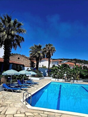 Seasonal outdoor pool, pool umbrellas, sun loungers - Dolphin Hotel (Skopelos)