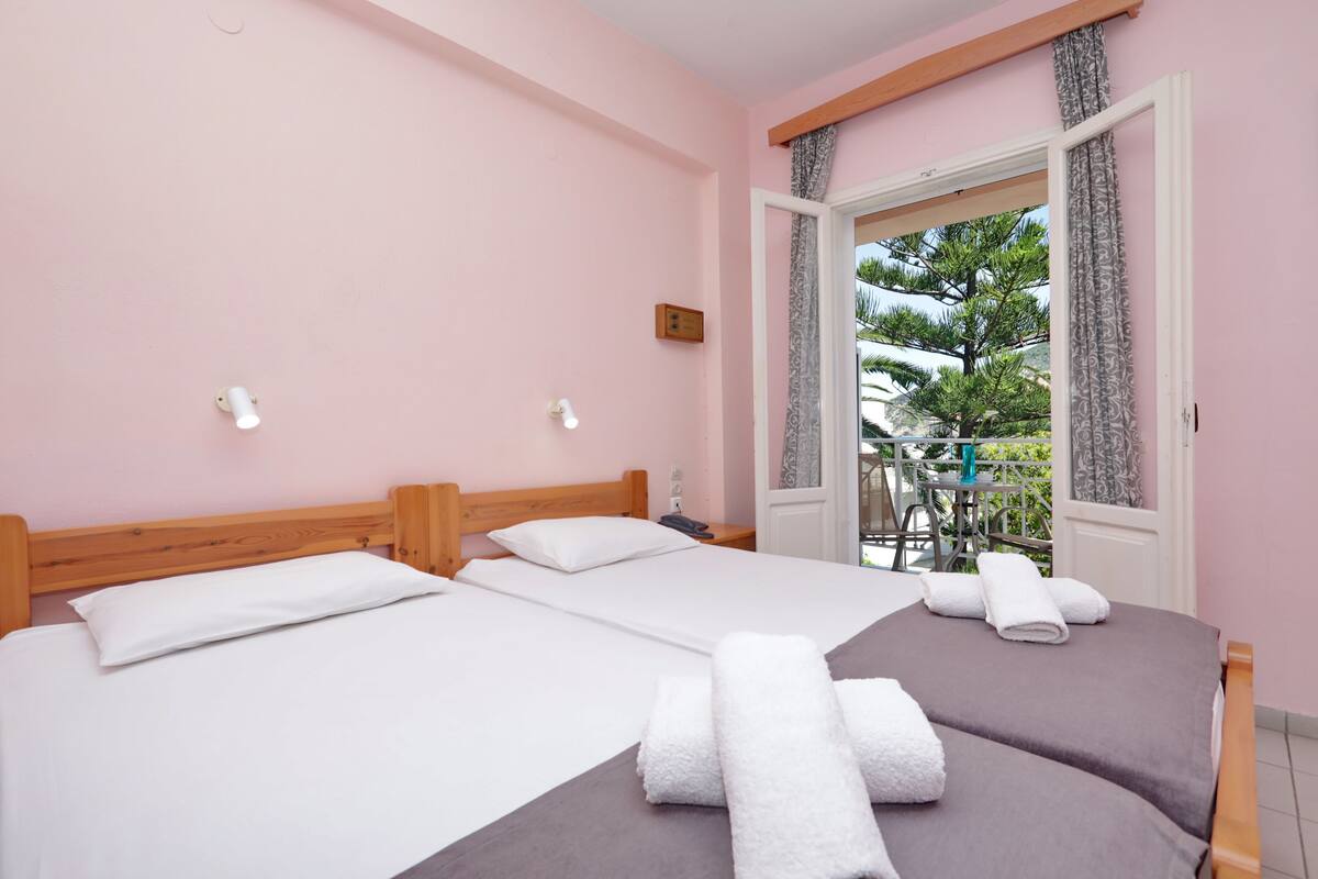Standard Room, 2 Single Beds, Garden View | Desk, free WiFi, bed sheets