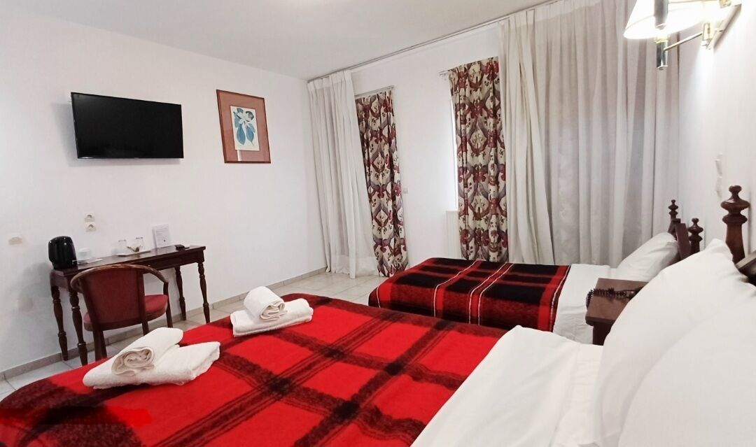 Superior Triple Room | Desk, free WiFi, bed sheets