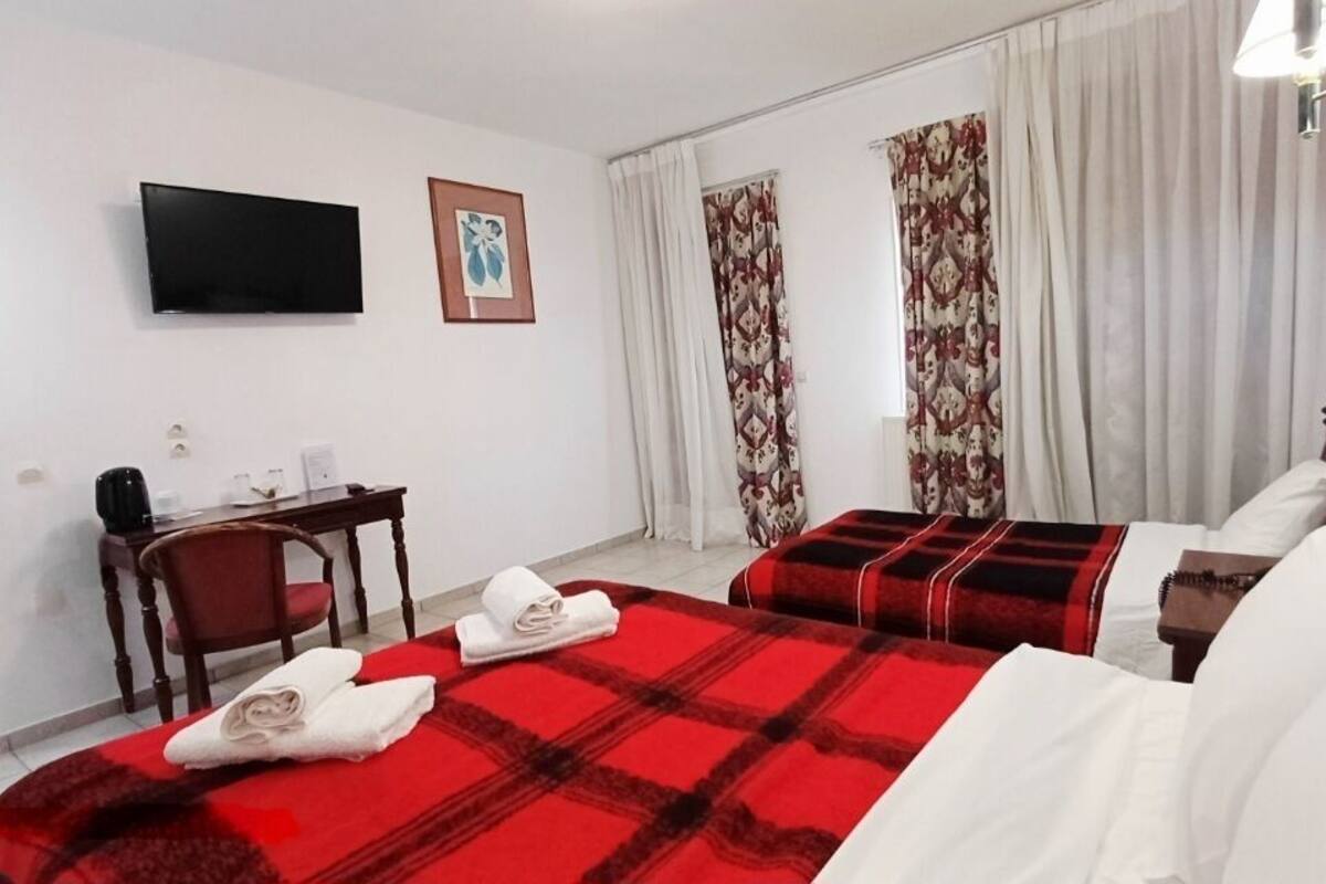 Superior Triple Room | Desk, free WiFi, bed sheets