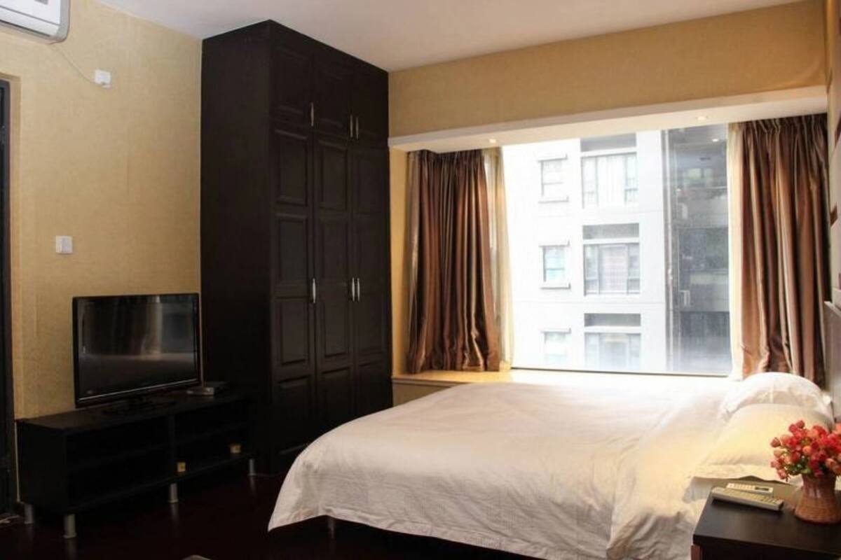 Escritorio, cortinas blackout y wifi gratis