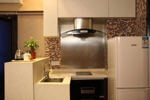 Kamar Twin | Dapur kecil pribadi | Lemari es, microwave, mesin pembuat kopi/teh, dan ketel listrik