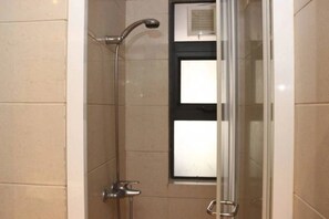 Kamar Twin | Kamar mandi | Shower, perlengkapan mandi gratis, pengering rambut, dan sandal