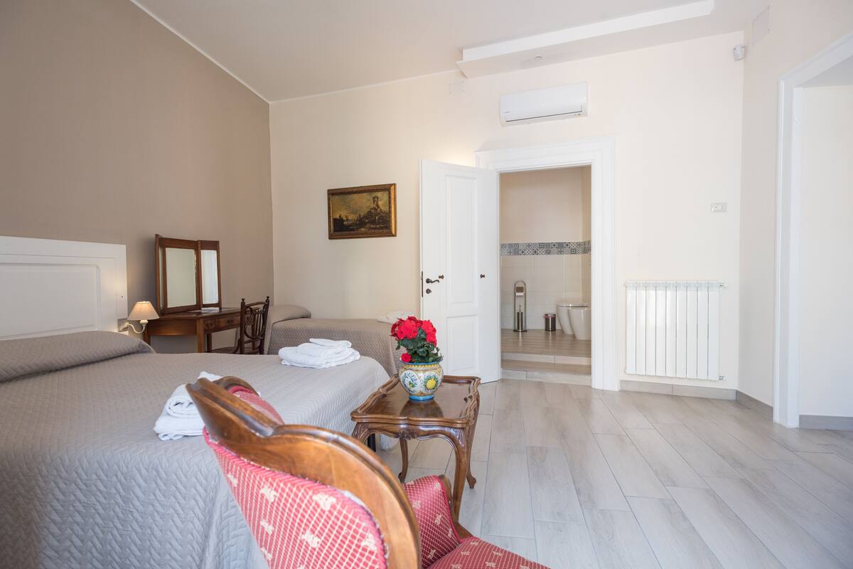 Quadruple Room | Desk, soundproofing, WiFi (free), bed sheets