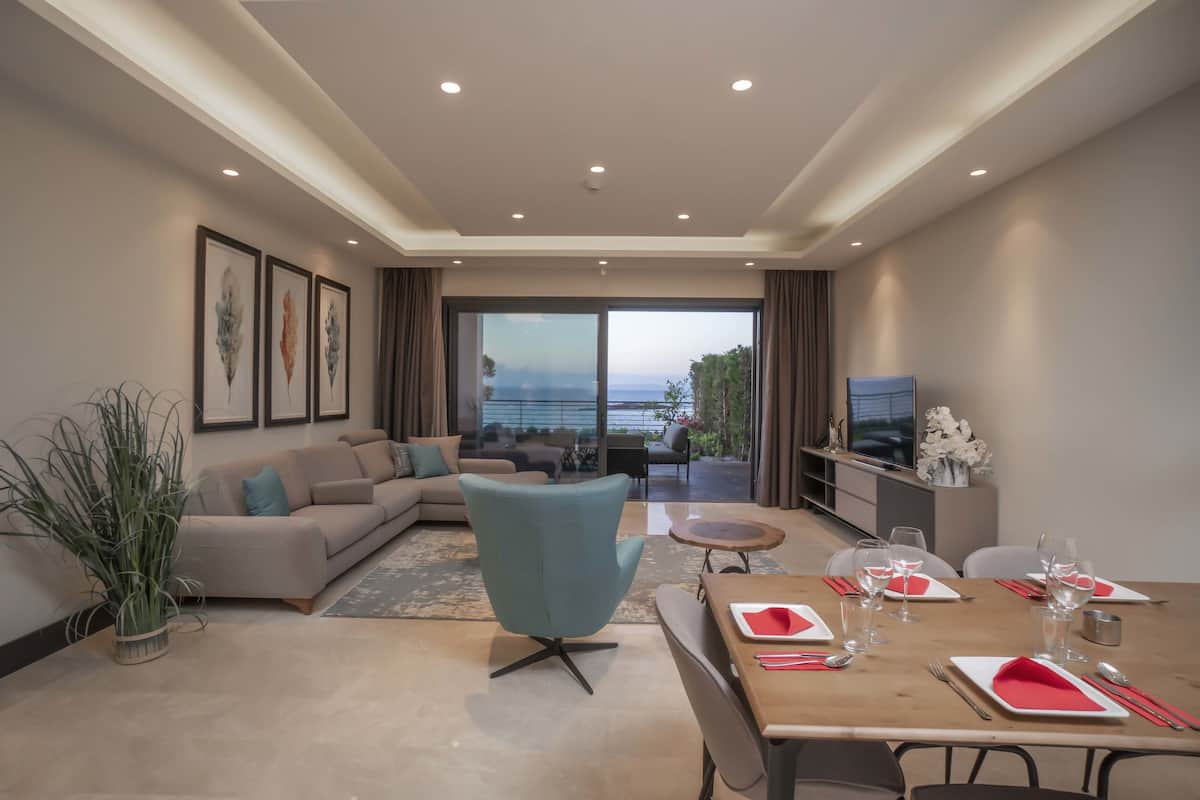 5 bedrooms, premium bedding, memory foam beds, free minibar items