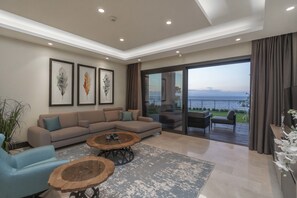 Premium bedding, memory-foam beds, free minibar items, in-room safe - The Elysium Yalikavak (Bodrum)