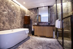 Set di cortesia gratuito, asciugacapelli, accappatoio, pantofole