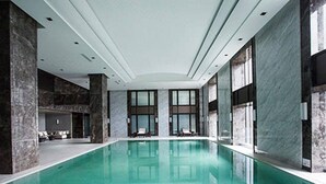 Piscine couverte, piscine extérieure