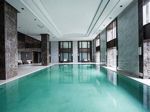 Piscina coberta i piscina a l'aire lliure 