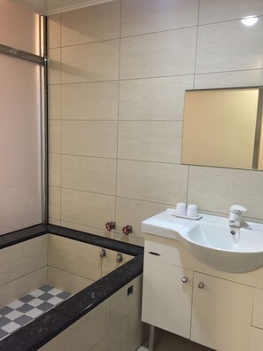 Elite Double Room, 1 Double Bed, Non Smoking | Bathroom