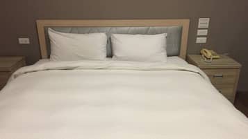 Escritorio, cortinas blackout, wifi gratis y ropa de cama