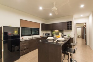 3 Bedrooms Pool Villa | Cocina privada | Refrigerador con congelador, microondas, horno y parrilla de estufa 