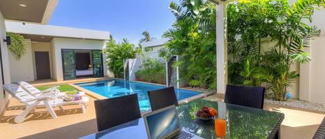 Outdoor pool, pool umbrellas, sun loungers