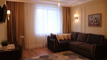 Luksussviitti, 1 keskisuuri parisänky, tupakointi kielletty | Tallelokero huoneessa, yksilöllisesti sisustettu