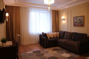 Luksussviitti, 1 keskisuuri parisänky, tupakointi kielletty | Tallelokero huoneessa, yksilöllisesti sisustettu