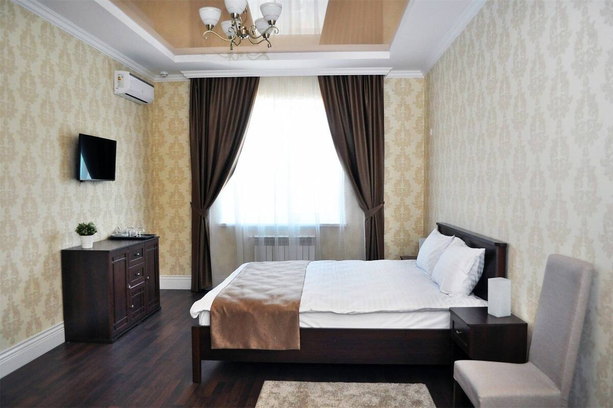 Quarto casal standard | Cofres nos quartos, individualmente decorados