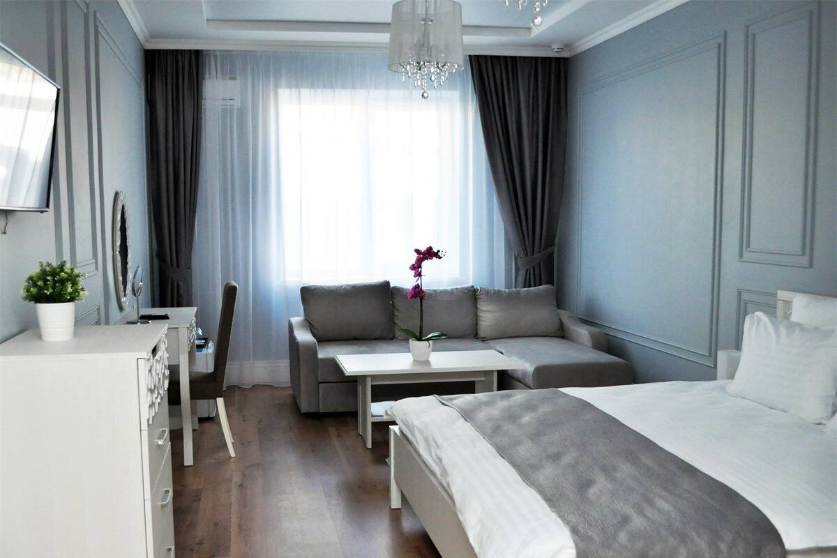 Suíte júnior, 1 cama Queen | Cofres nos quartos, individualmente decorados