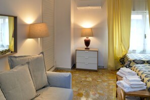 Deluxe Double Room | Frette Italian sheets, down comforters, soundproofing, free WiFi - B&B La Locanda dell'Arte Museo (Naples)