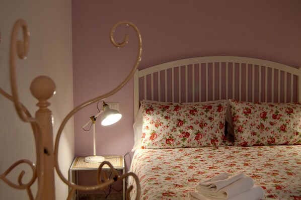 Classic Double Room | Frette Italian sheets, down comforters, soundproofing, free WiFi - B&B La Locanda dell'Arte Museo (Naples)