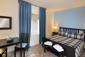 Classic Double Room | Frette Italian sheets, down comforters, soundproofing, free WiFi - B&B La Locanda dell'Arte Museo (Naples)