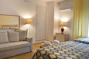 Deluxe Double Room | Frette Italian sheets, down comforters, soundproofing, free WiFi - B&B La Locanda dell'Arte Museo (Naples)