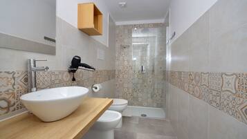 Dusche, Regendusche, kostenlose Toilettenartikel, Haartrockner