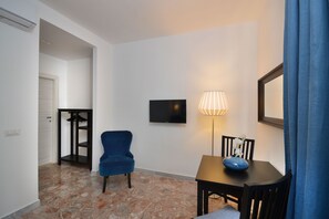 Classic Double Room | Living area | Flat-screen TV - B&B La Locanda dell'Arte Museo (Naples)