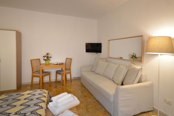 Chambre Deluxe double | Aire de séjour | Téléviseur à écran plat