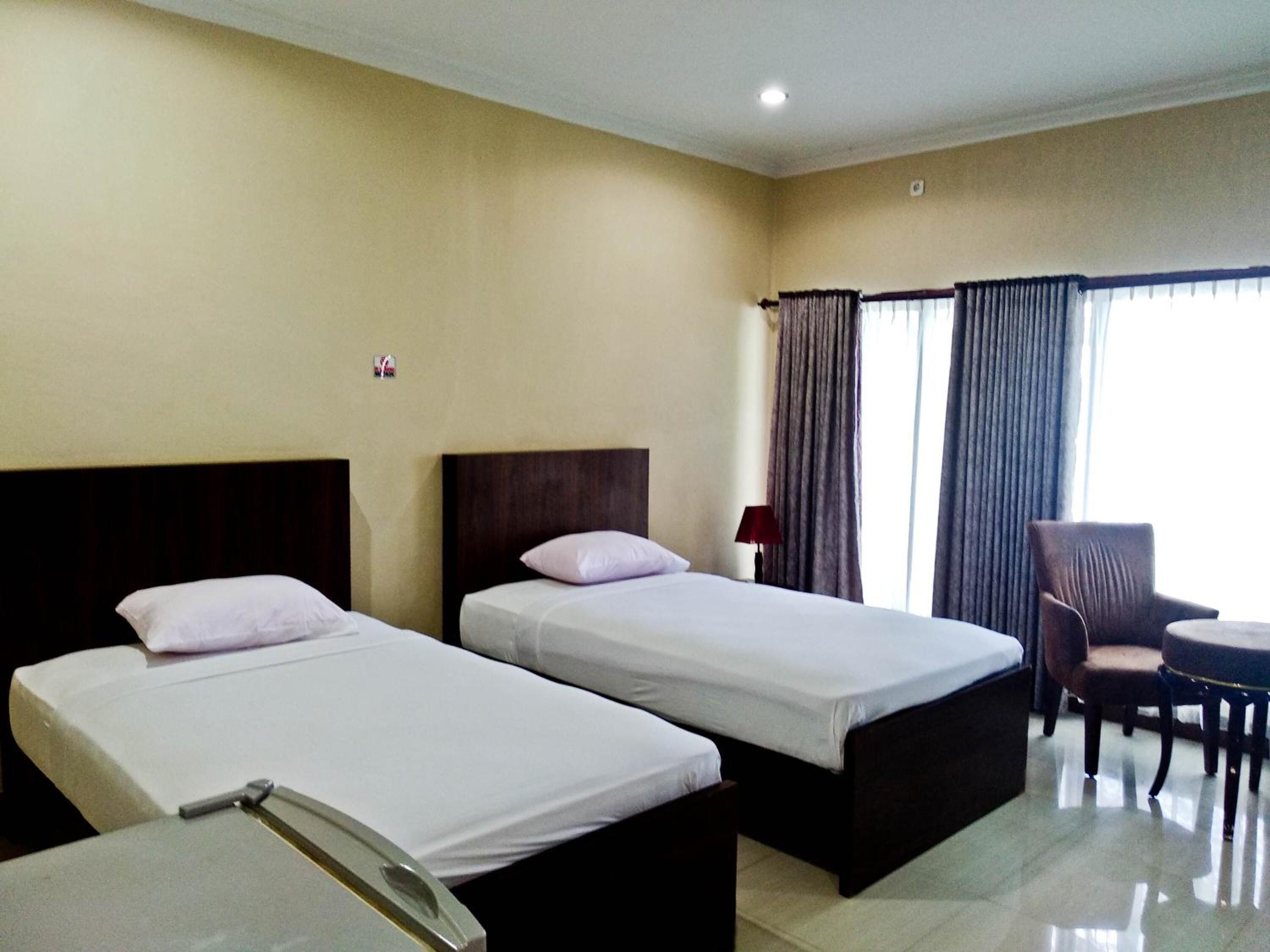 Meja kerja, tempat tidur lipat/tambahan, dan seprai linen