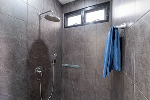 2-Bedroom Pool Villa | Phòng tắm | Buồng tắm vòi sen, đồ dùng nhà tắm miễn phí, máy sấy tóc, khăn tắm 