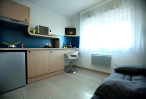 Estudio | Decoración personalizada, muebles diferentes y escritorio 