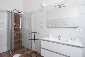 Douche, douche à « effet pluie », sèche-cheveux, serviettes fournies