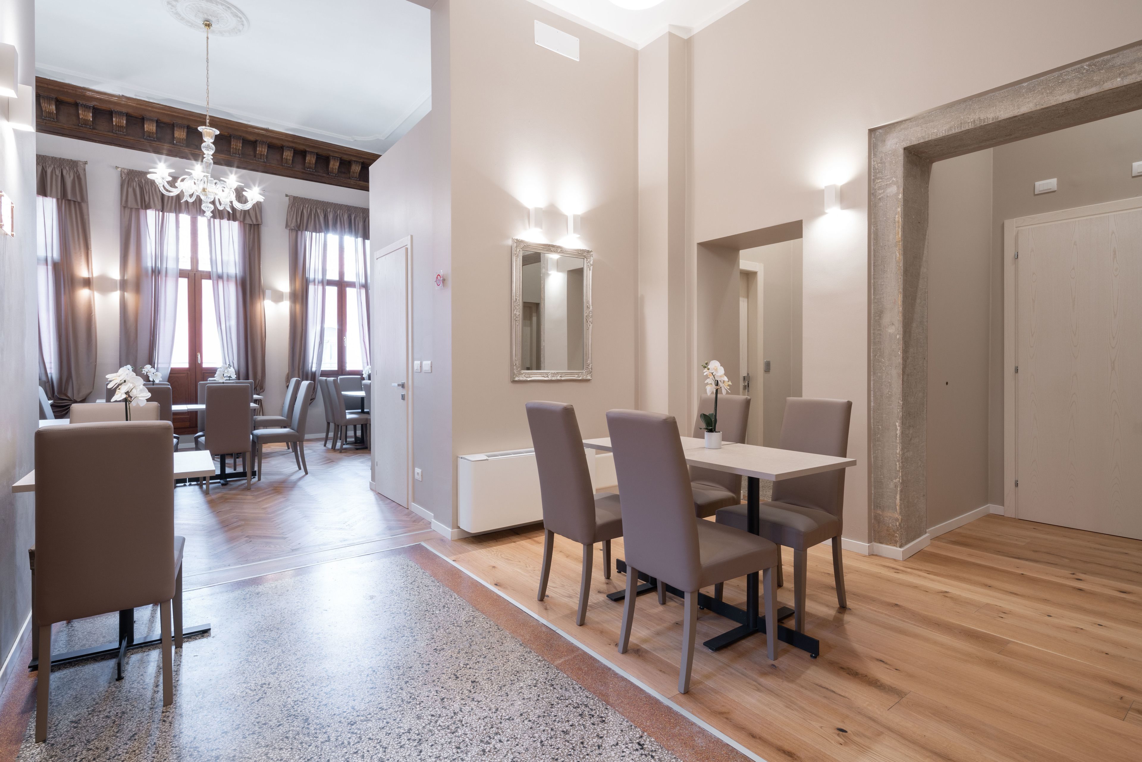 朝食 (ビュッフェ)、毎日提供 (1 名様 15 EUR)