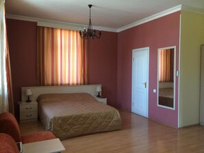 ห้องสแตนดาร์ดดับเบิล, เห็นวิวทะเลบางส่วน | ผ้าม่านกันแสง, Wi-Fi ฟรี, ผ้าปูที่นอน